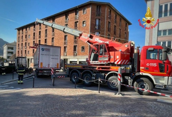 Che caos a Lecco: autocarro incastrato in via Amendola