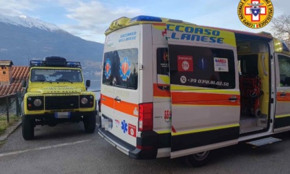 Ragazza ferita al volto durante una passeggiata