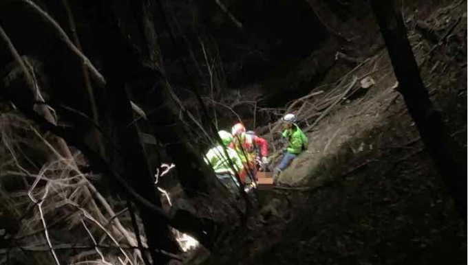 Dramma in Valsassina: escursionista precipita in montagna