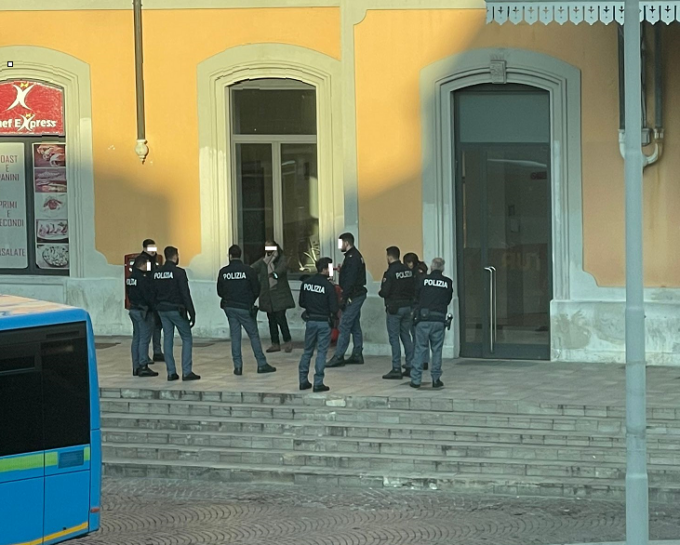 Ubriaco in stazione a Lecco molesta i passanti: bloccato dalla Polizia IL VIDEO
