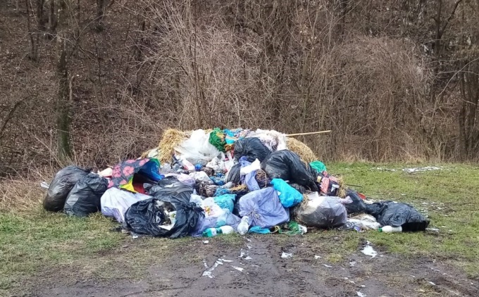 Montagne di rifiuti abbandonati a due passi dal depuratore