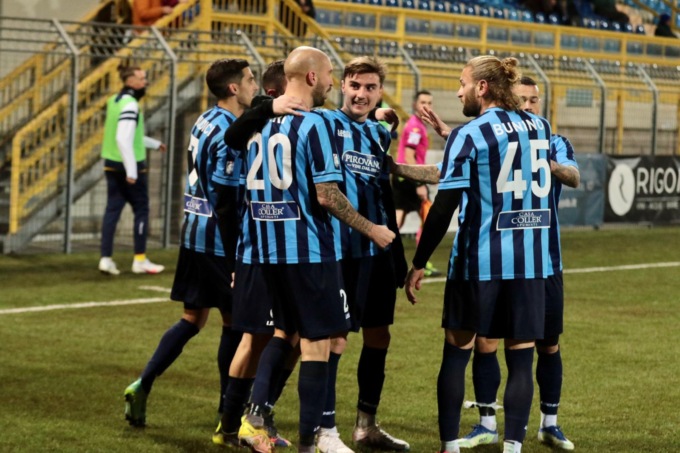 Magia di Lakti, penalty di Ilari: la Calcio Lecco vince un’altra battaglia