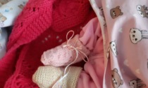 Giornata dei calzini spaiati anche nel reparto di Terapia Intensiva Neonatale e al Nido di Lecco