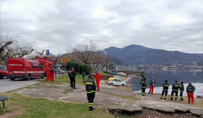 Lecco: auto nel lago con un cadavere di donna all'interno