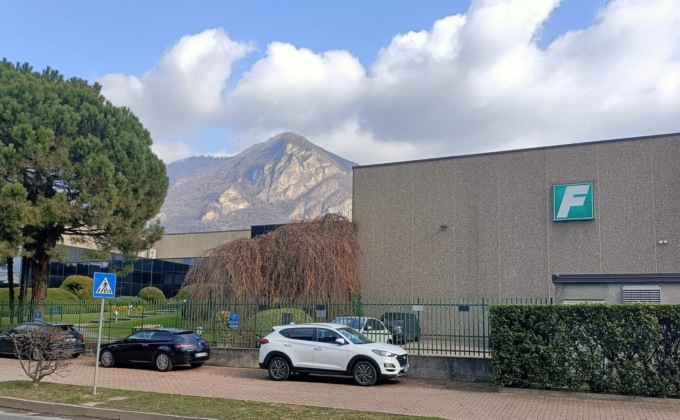 Colpito da un pezzo di alluminio: 26enne trasportato in ospedale