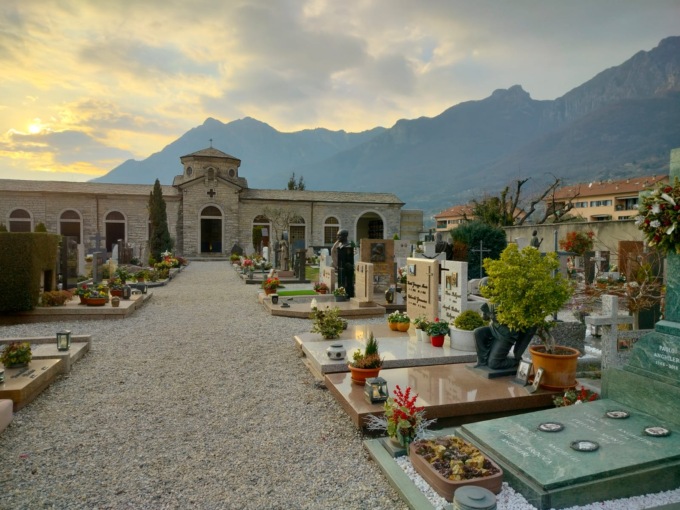 Animali e padroni compagni di vita… e di morte, via libera alla sepoltura congiunta