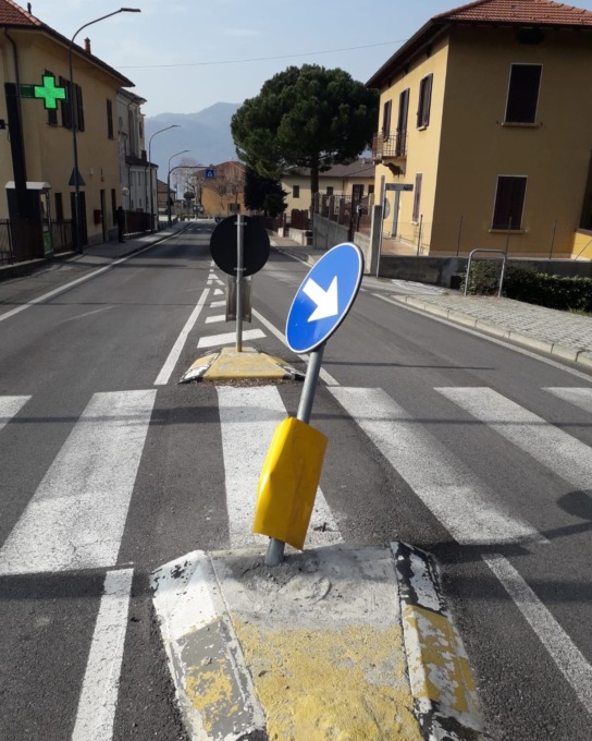 Calolzio: un altro cartello stradale abbattuto, la “storia infinita” continua