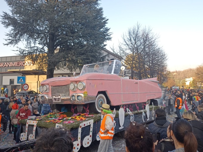 Il Carnevale di Oggiono è tornato in grande. TUTTE LE FOTO della sfilata