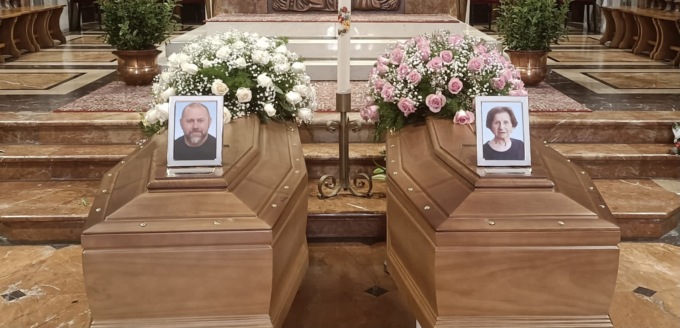 L’ultimo saluto della comunità a Vilma e Davide, tragicamente uniti nella morte