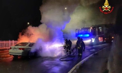 Intervento dei Vigili del Fuoco a Lecco: un'autovettura in fiamme
