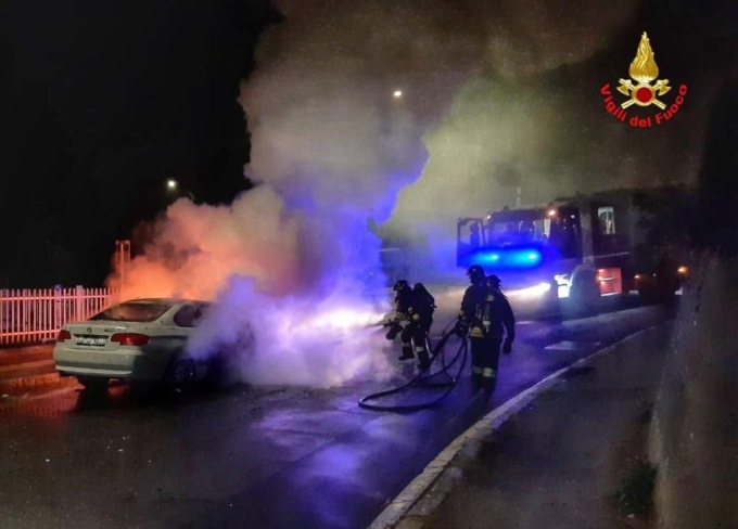 Intervento dei Vigili del Fuoco a Lecco: un’autovettura in fiamme