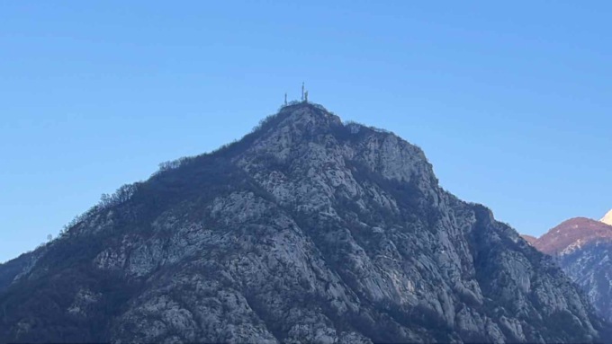 Vede luci in montagna e crede siano persone in difficoltà ma sono… ripetitori