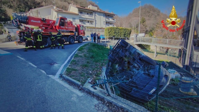 Furgone esce di strada e precipita nel giardino di una abitazione