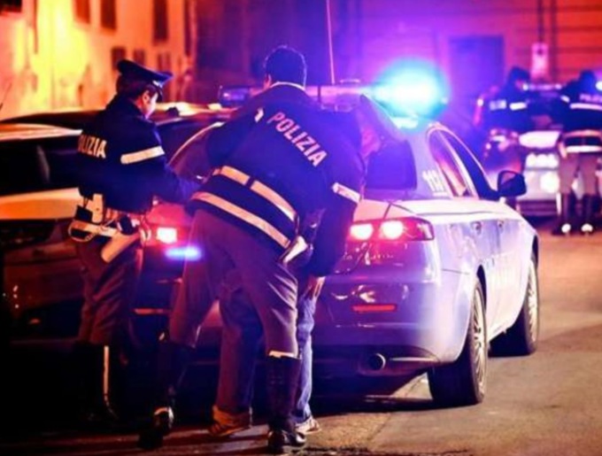 Controlli di polizia a Lecco e Valmadrera: sequestrati cibi mal conservati e armi