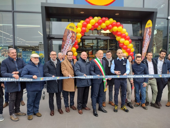 Inaugurazione Lidl a Lecco: questa mattina il taglio del nastro