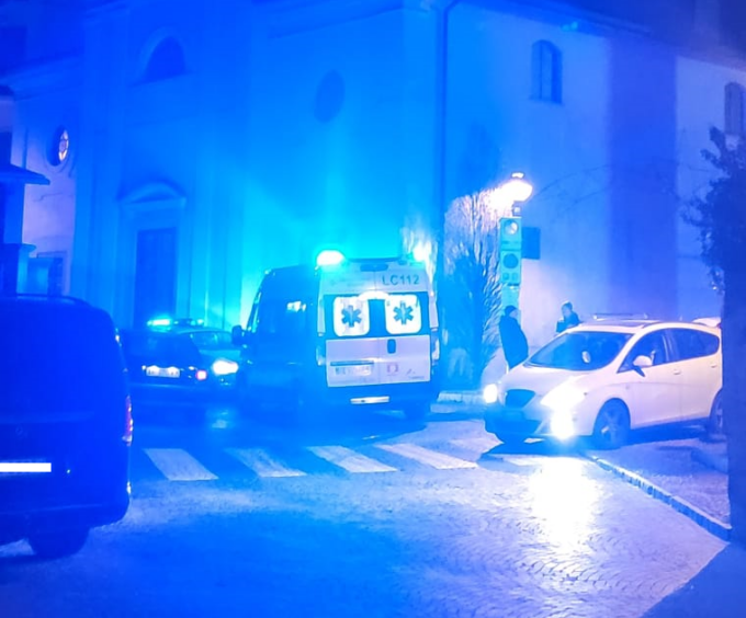 Tenta di scippare una donna, l’amica la difende: entrambe in ospedale