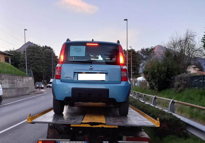 Al volante con la patente revocata: 80enne nei guai