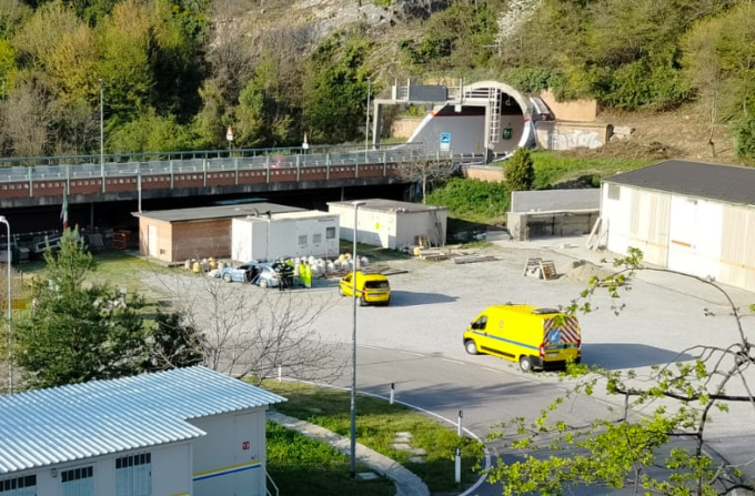 A piedi nel Tunnel del Barro, fugge da Anas, si getta dal cavalcavia e si dilegua