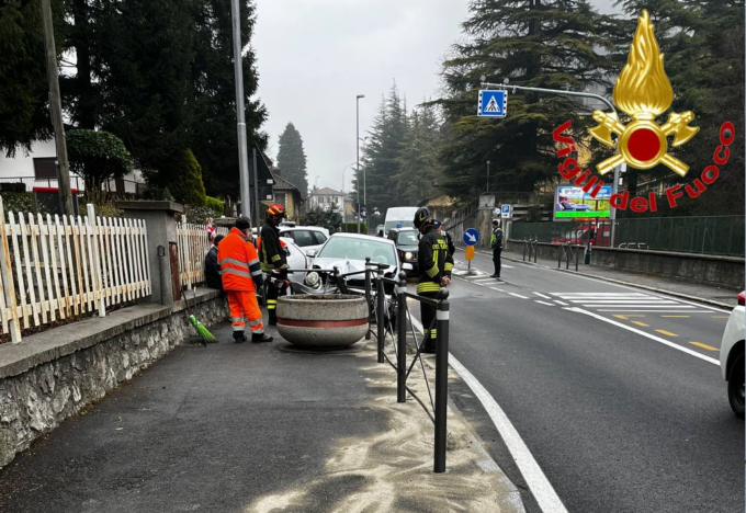 Paura sulla Provinciale: si schianta in auto contro la barriera che protegge i pedoni