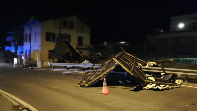 Galbiate, tetto in strada: riaperta via Lecco