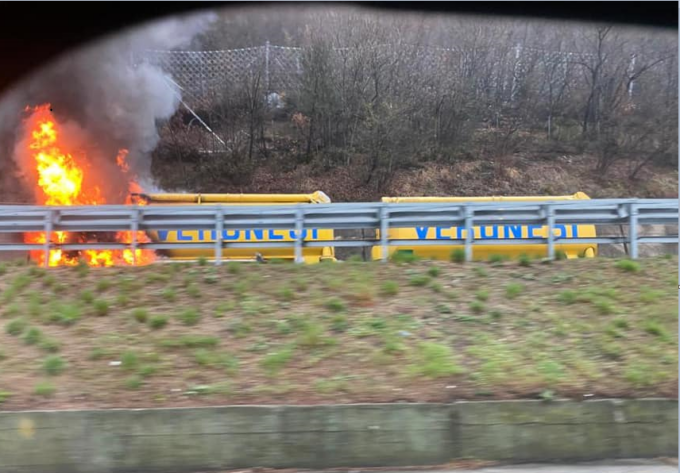 Camion a fuoco sulla Statale 36