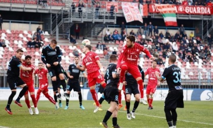 Calcio Lecco. Blucelesti sottotono al «Garilli»: contro il fanalino di coda, è di nuovo 0-0