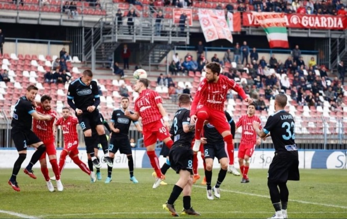 Calcio Lecco. Blucelesti sottotono al «Garilli»: contro il fanalino di coda, è di nuovo 0-0
