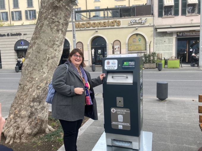 Sul lungolago di Lecco il primo Smart bin, il cestino intelligente