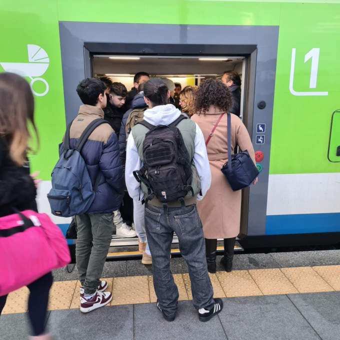 Treni e bus più cari: aumentano le tariffe