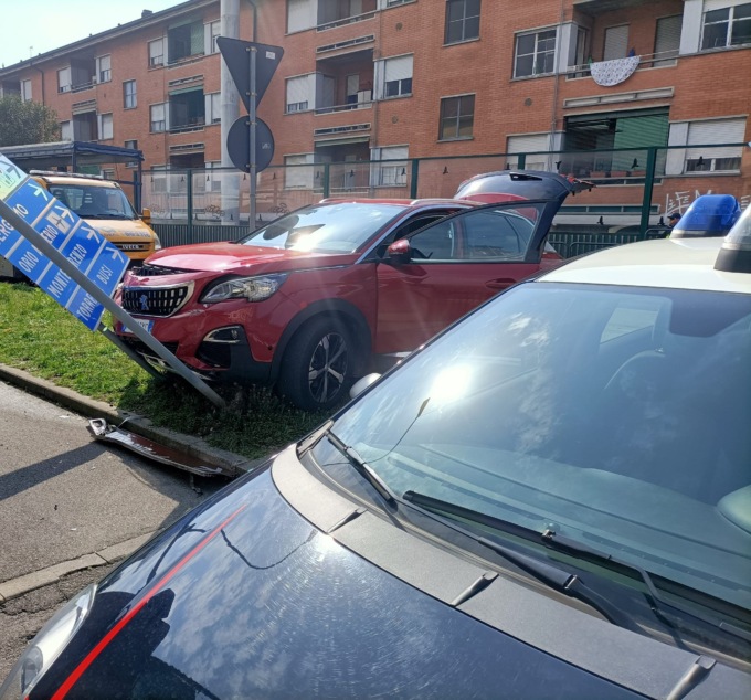 Esce di strada e si schianta contro i cartelli stradali