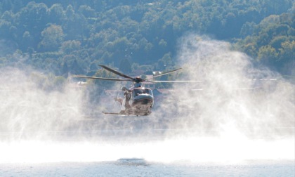 Elicottero e gommone dei Vigili del fuoco sul lago