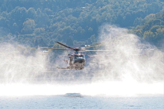 Elicottero e gommone dei Vigili del fuoco sul lago