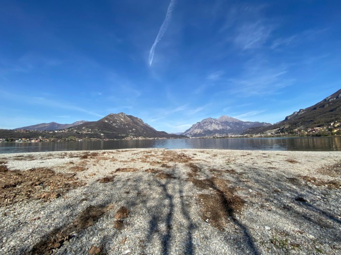 È primavera dopo un  inverno con poca neve:  il lago di Como è al 22% di riempimento