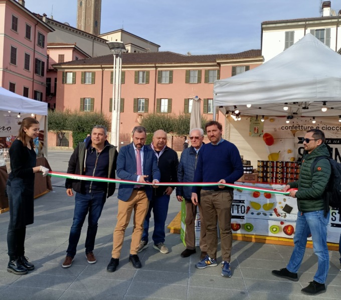 Dolcissimo taglio del nastro: è iniziata la festa del cioccolato di Lecco