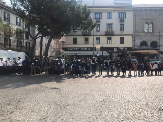 Flashmob globale per il Re-birth day: Lecco si unisce in una catena umana
