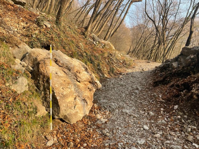 Grosso masso precipitato sul sentiero per Erna