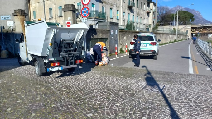Cumuli di rifiuti abbandonati (e nascosti in valigie): scattano le multe
