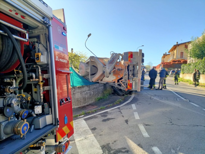 Betoniera si ribalta e finisce nel giardino di una casa