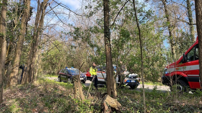 Cadavere di un uomo rinvenuto in un’area boschiva