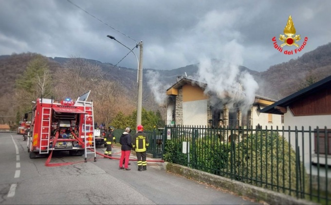 Carenno, a fuoco una villa