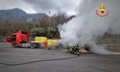 Camion in fiamme in Statale 36