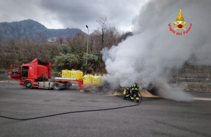Camion in fiamme in Statale 36
