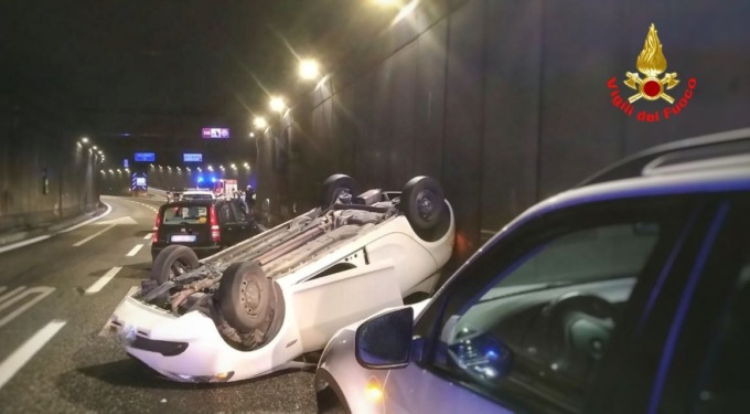 Auto ribaltata nell’attraversamento di Lecco