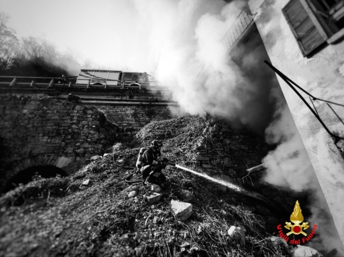 Casale divorato dalle fiamme