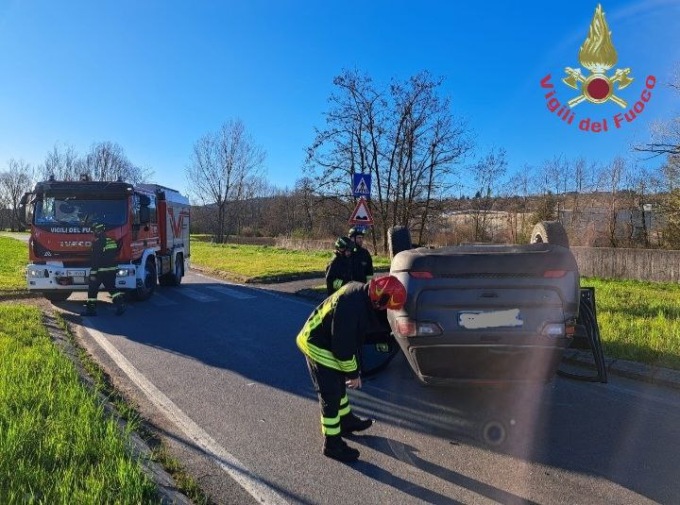 Paura per un’auto ribaltata con due persone a bordo
