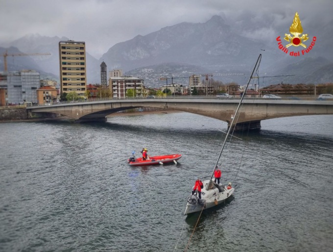 Barca alla deriva sorpresa dal maltempo: salvate due persone