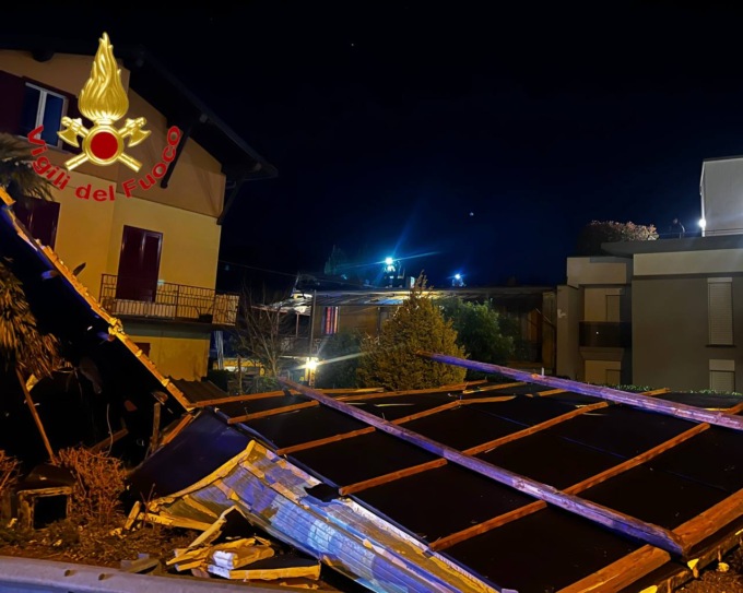 Il vento scoperchia una casa: il tetto finisce in strada