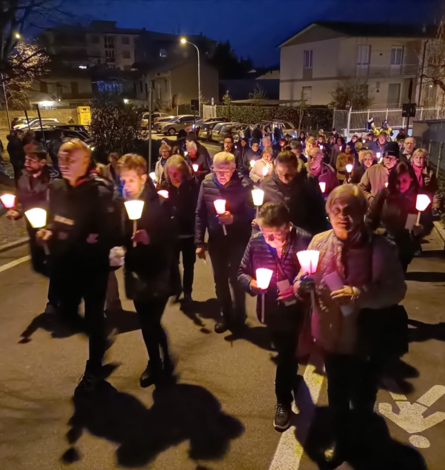 Olginate: fiaccolata in memoria delle vittime del Covid