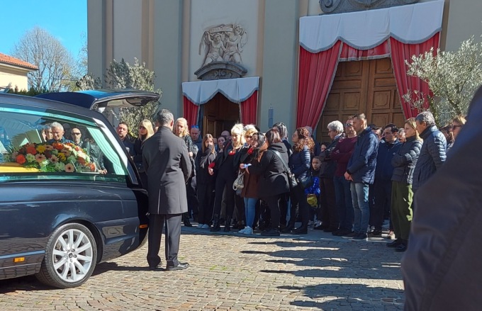L’addio a Mauro Caldirola, il 43enne trovato morto in un bosco a Bulciago