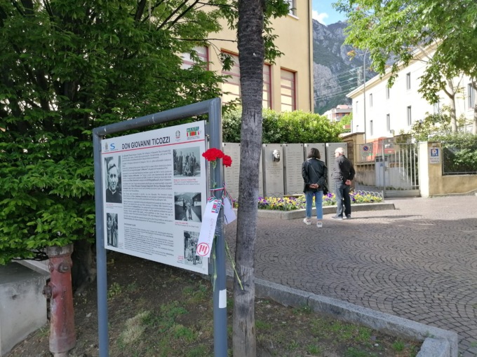 Strade di Liberazione: un fiore rosso per onorare i partigiani lecchesi